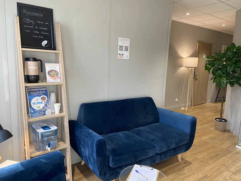 Espace d'accueil chaleureux du centre HTC Santé à Bourgoin-Jallieu